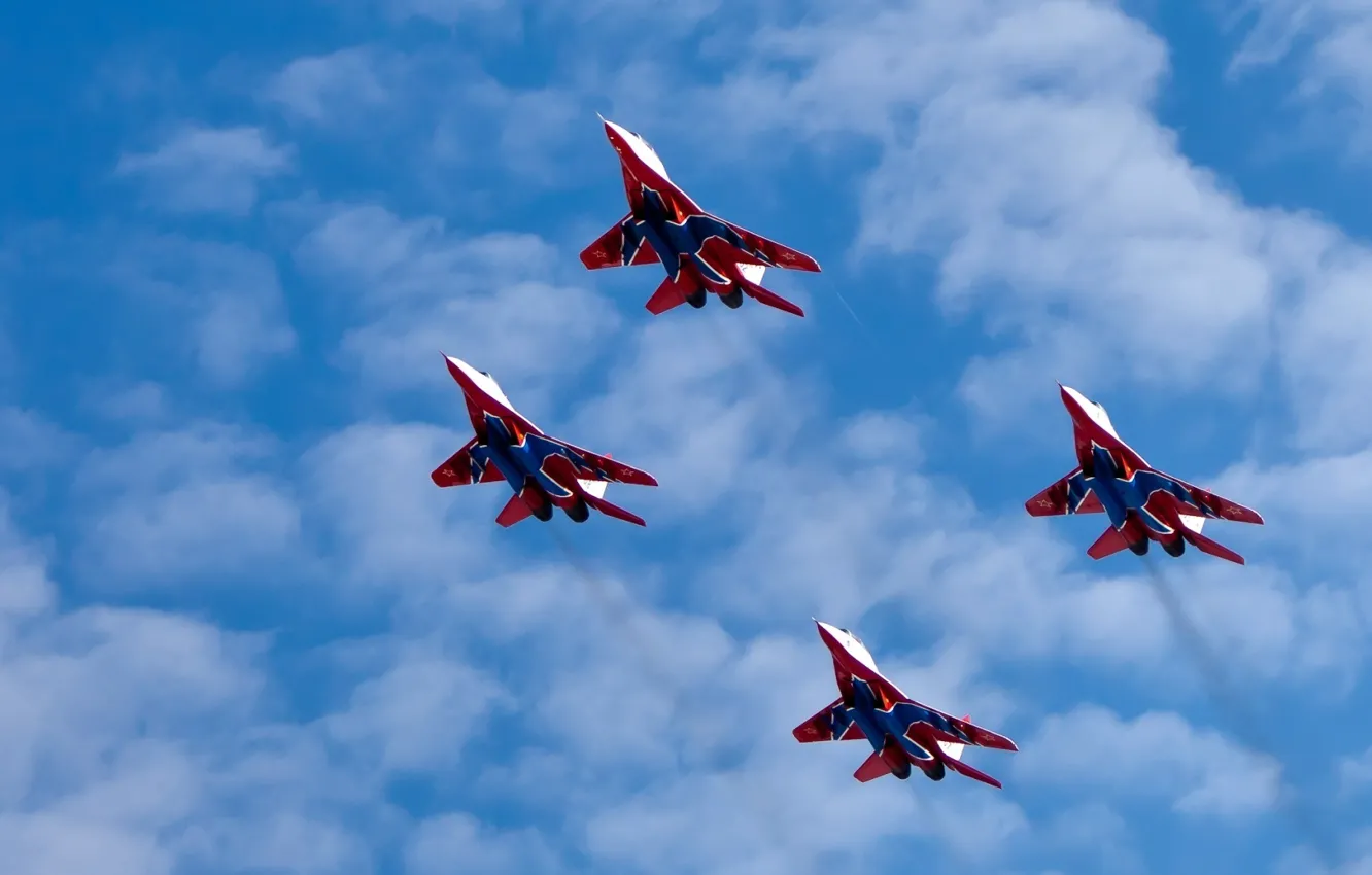 Фото обои Небо, Облака, Полет, Истребитель, Высота, Группа, Многоцелевой, МиГ-29
