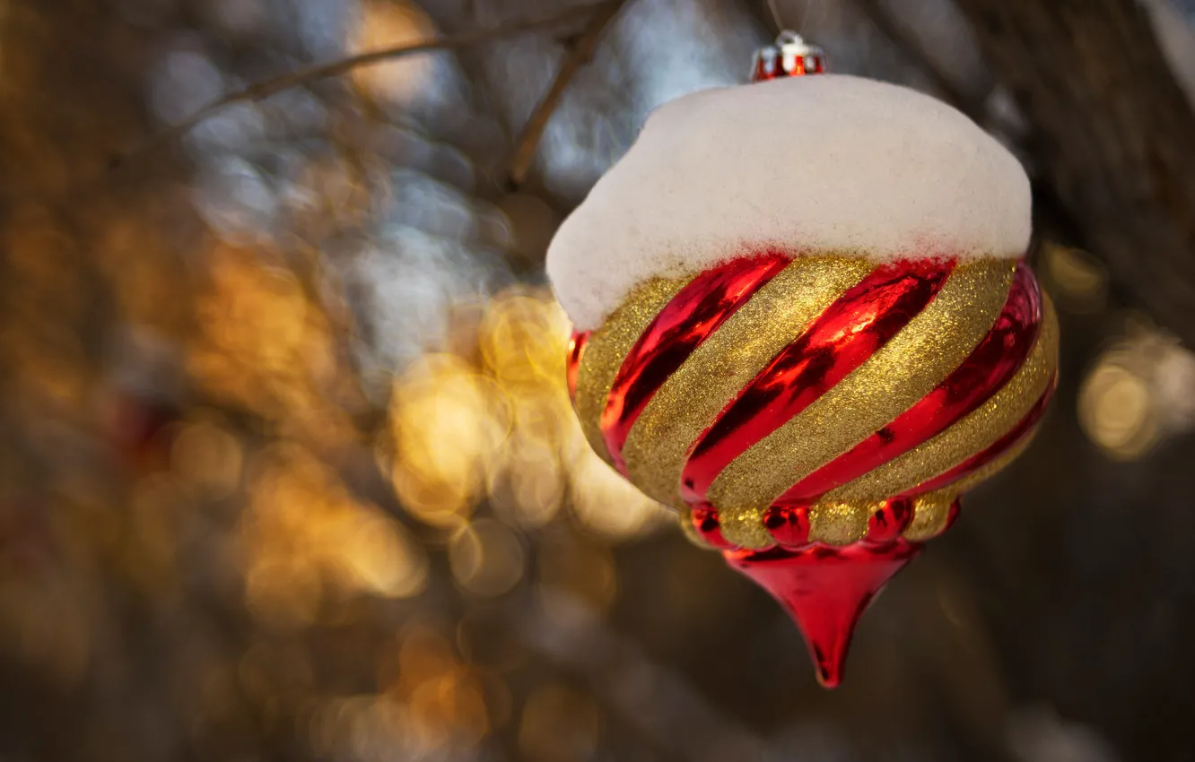 Фото обои зима, снег, ветки, полосы, праздник, игрушка, новый год, рождество