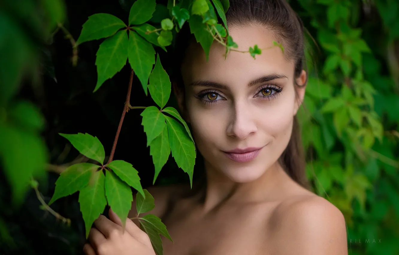 Фото обои girl, brown eyes, photo, photographer, leaves, model, lips, face