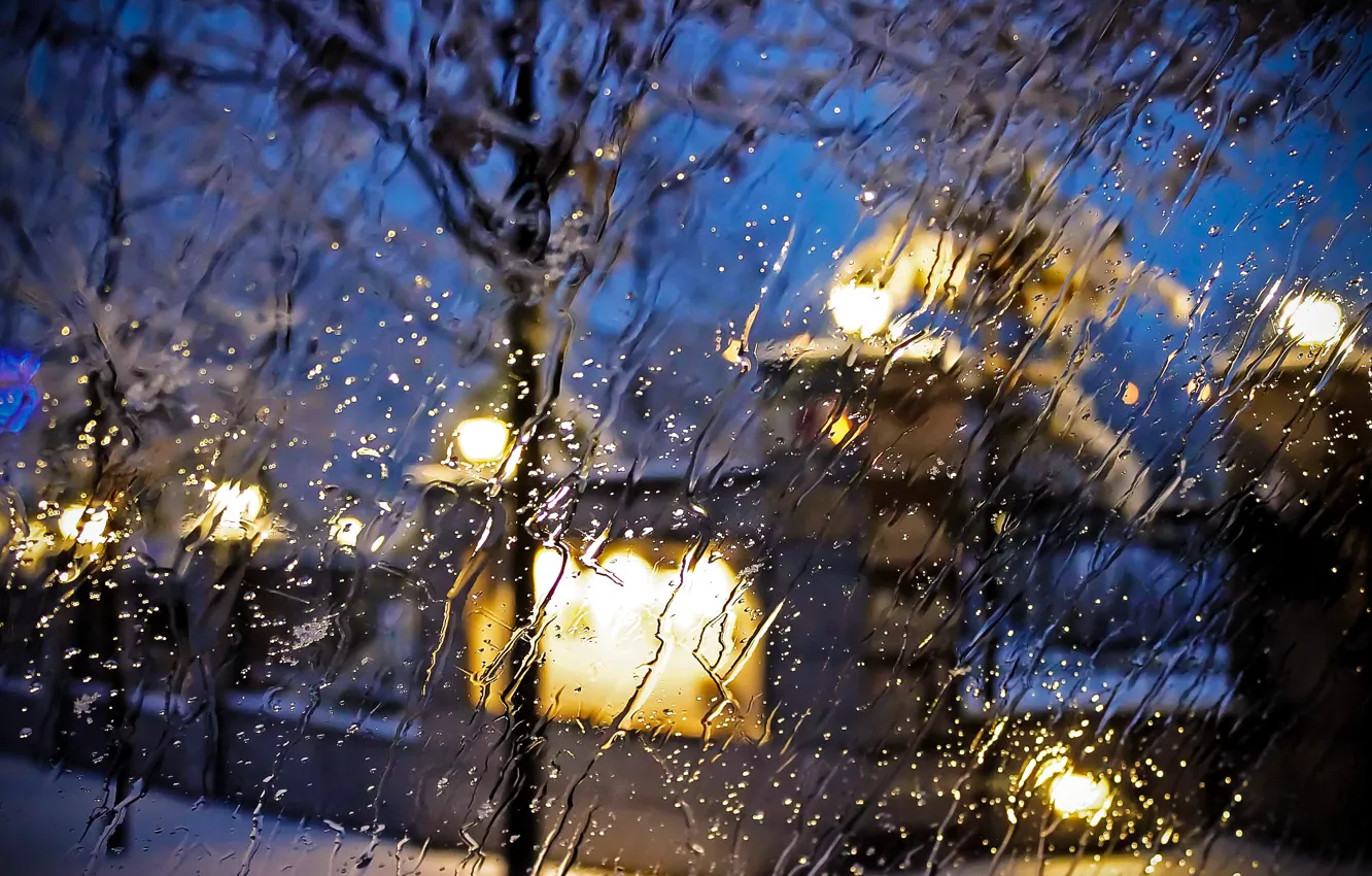 Фото обои стекло, капли, макро, city, город, дождь, улица, glass