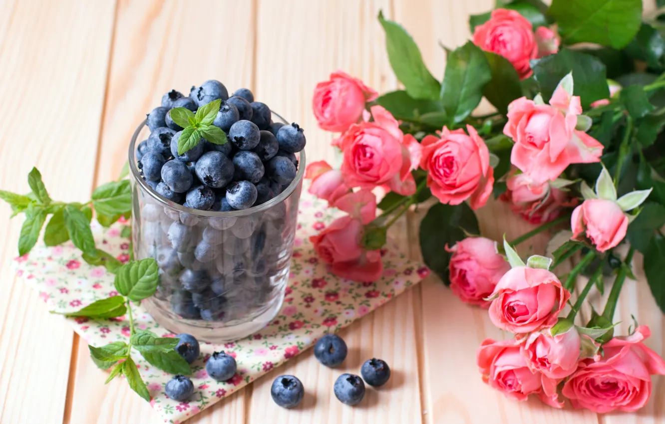 Фото обои стакан, ягоды, розы, букет, черника, qwartm