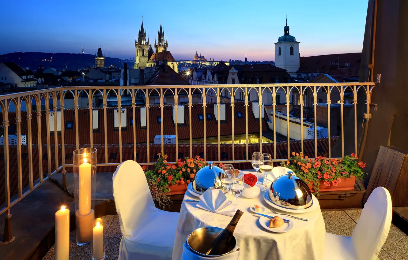 Фото обои цветы, свечи, балкон, прага, столик, Prague, Czech, ужин