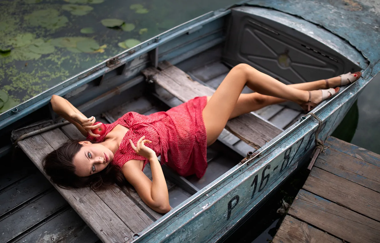 Фото обои взгляд, девушка, поза, лодка, ножки, красное платье, Дмитрий Шульгин