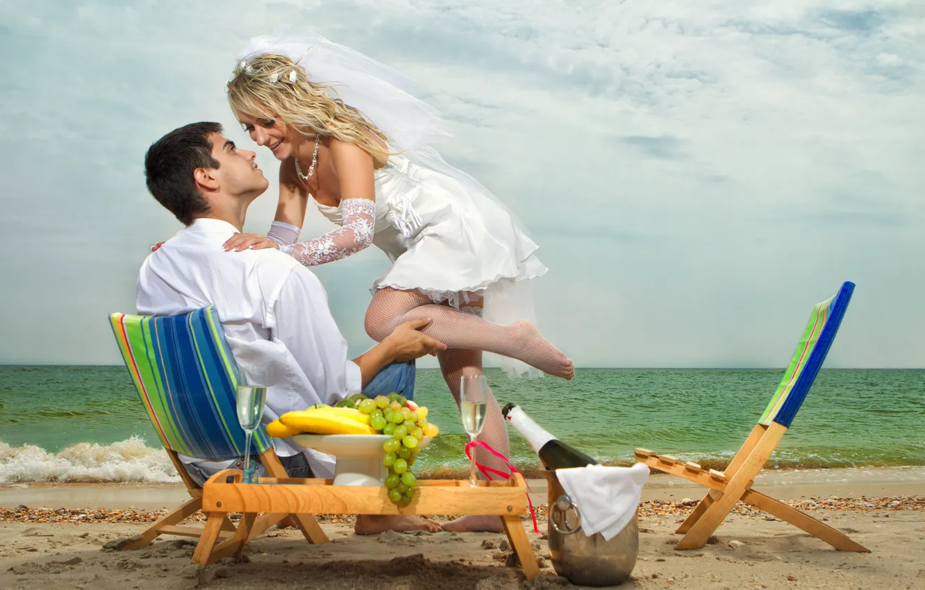 Фото обои море, пляж, девушка, улыбка, бокал, стулья, виноград, бананы