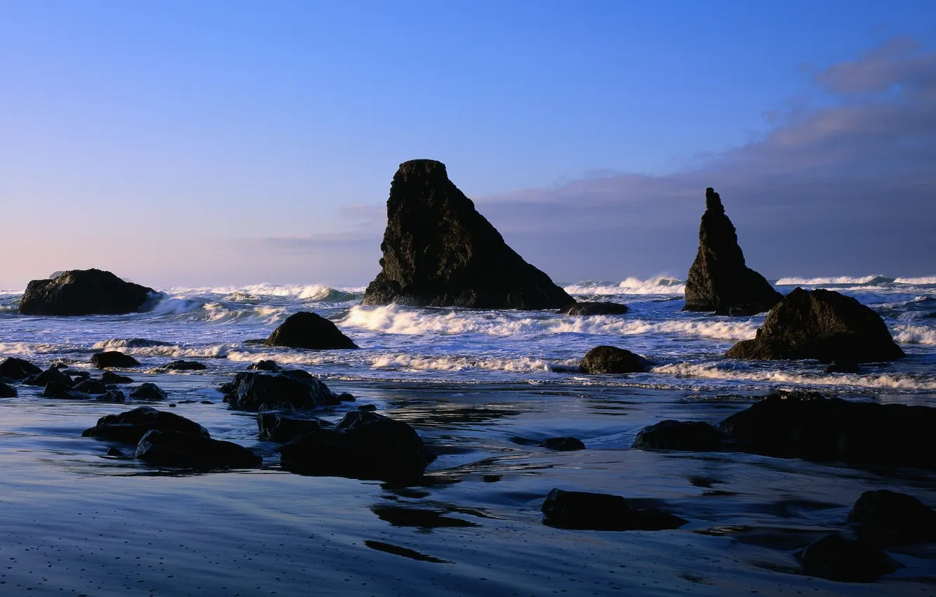 Фото обои море, волны, небо, камни, берег, dual screen