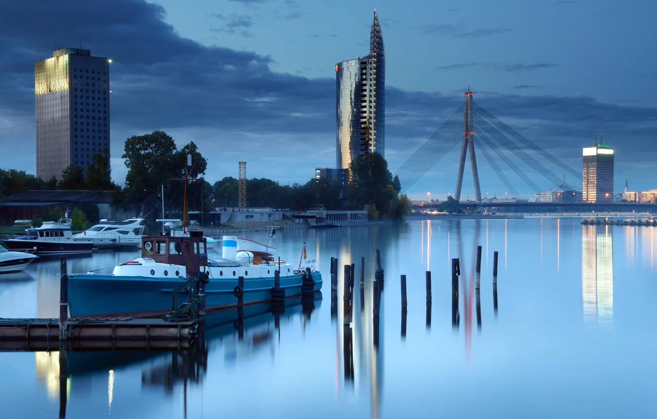 Фото обои twilight, river, skyline, skyscraper, ship, riga, sights, reflexion