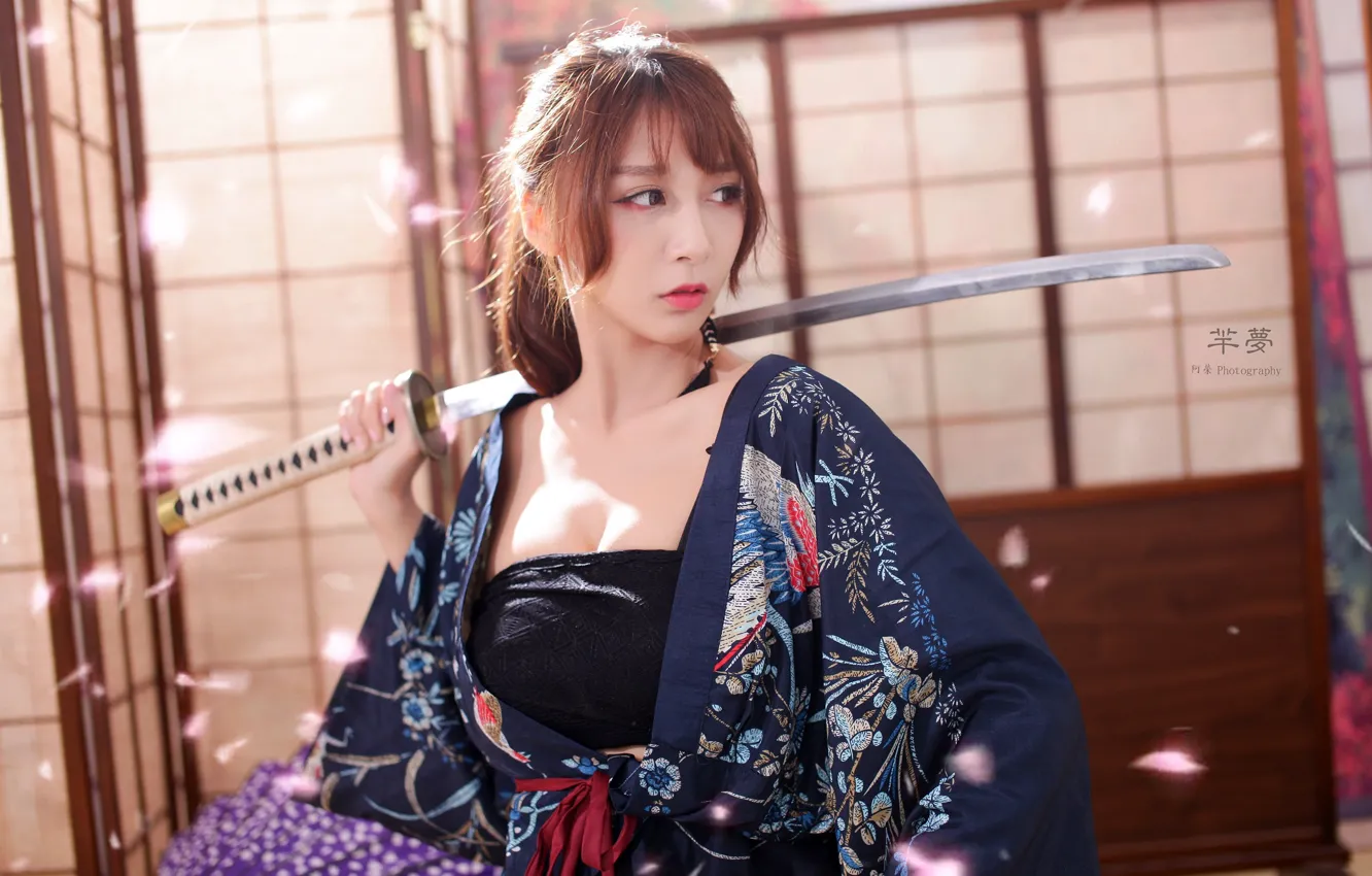 Фото обои поза, оружие, меч, катана, макияж, прическа, шатенка, кимоно