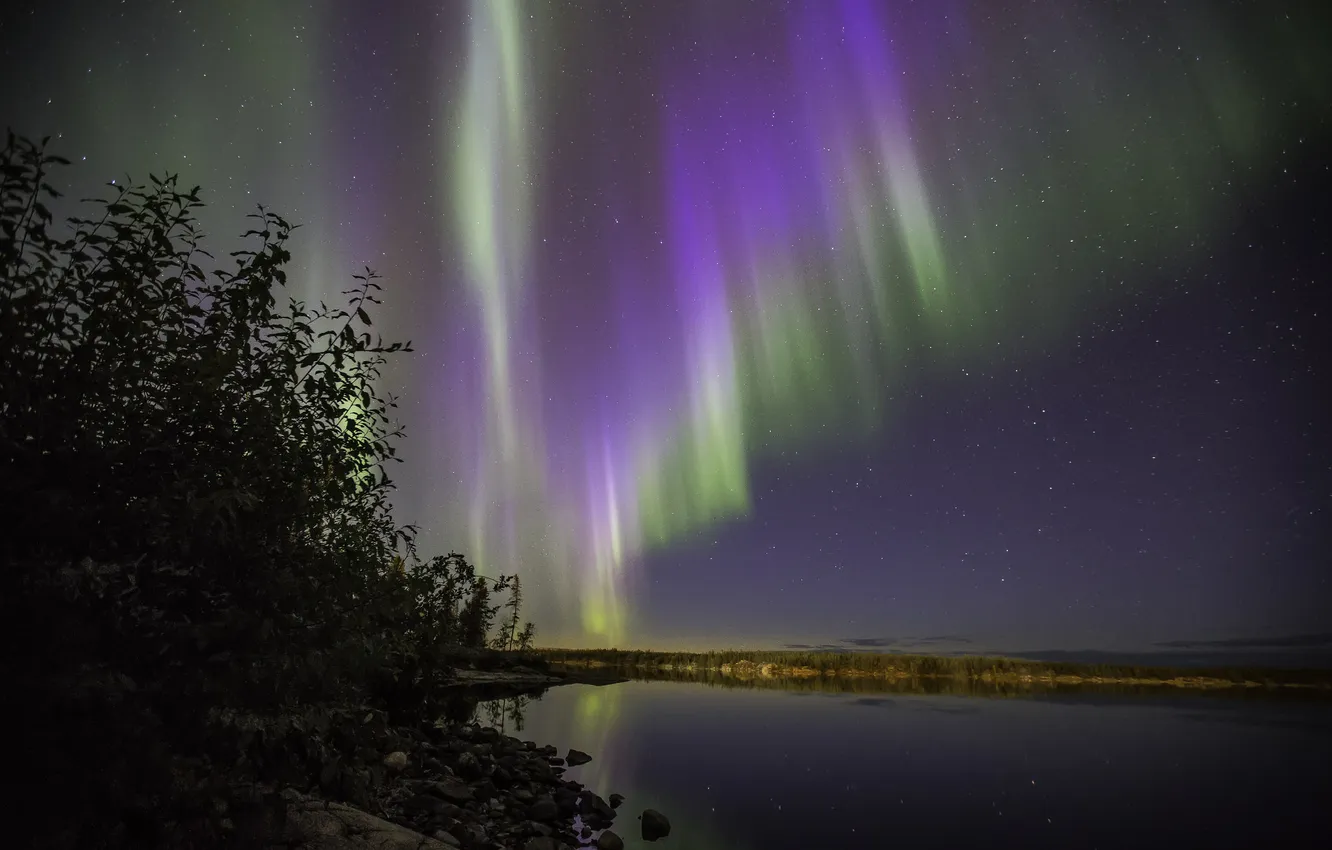 Фото обои небо, звезды, ночь, озеро, берег, северное сияние, панорама, Aurora Borealis