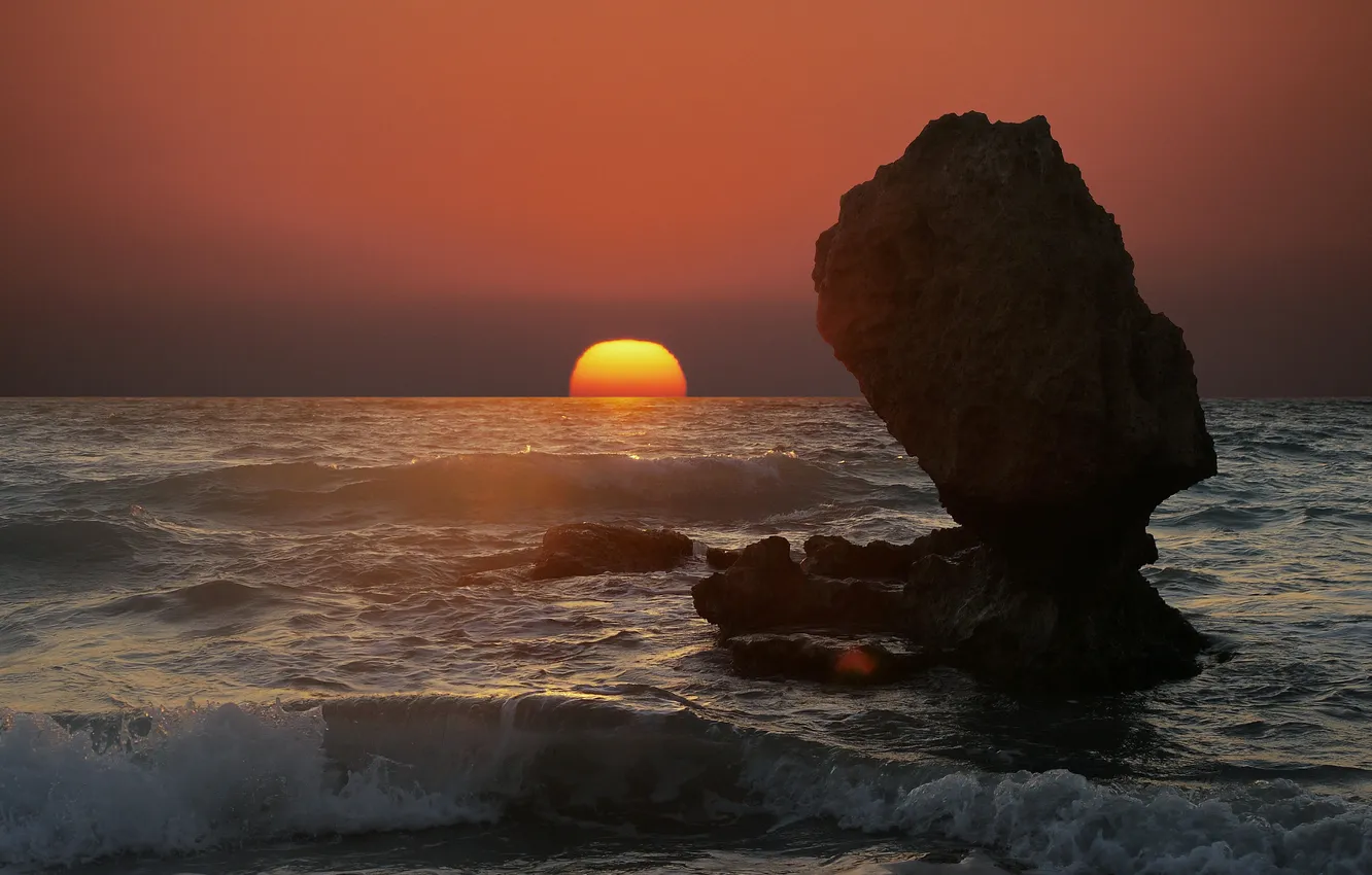 Фото обои море, волны, солнце, закат, скала