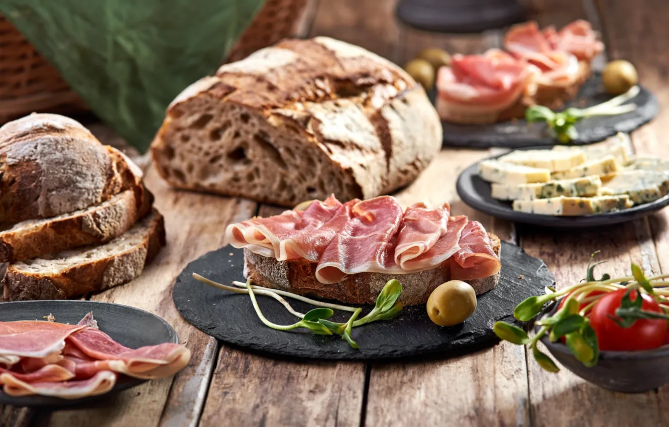 Фото обои хлеб, мясо, бутерброд, оливки, хамон