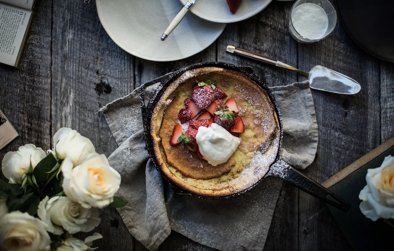 Фото обои cream, roses, strawberries, pie