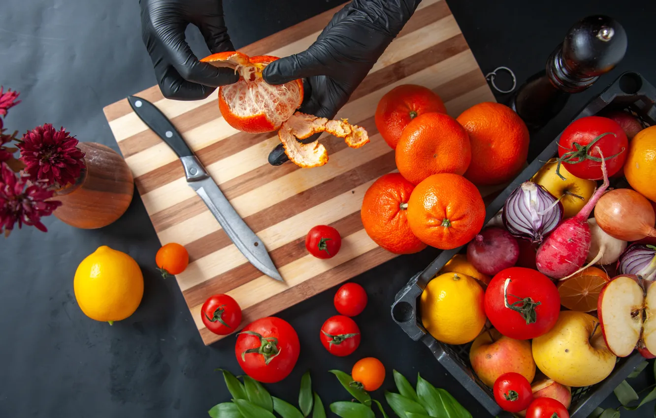 Фото обои темный фон, руки, цитрус