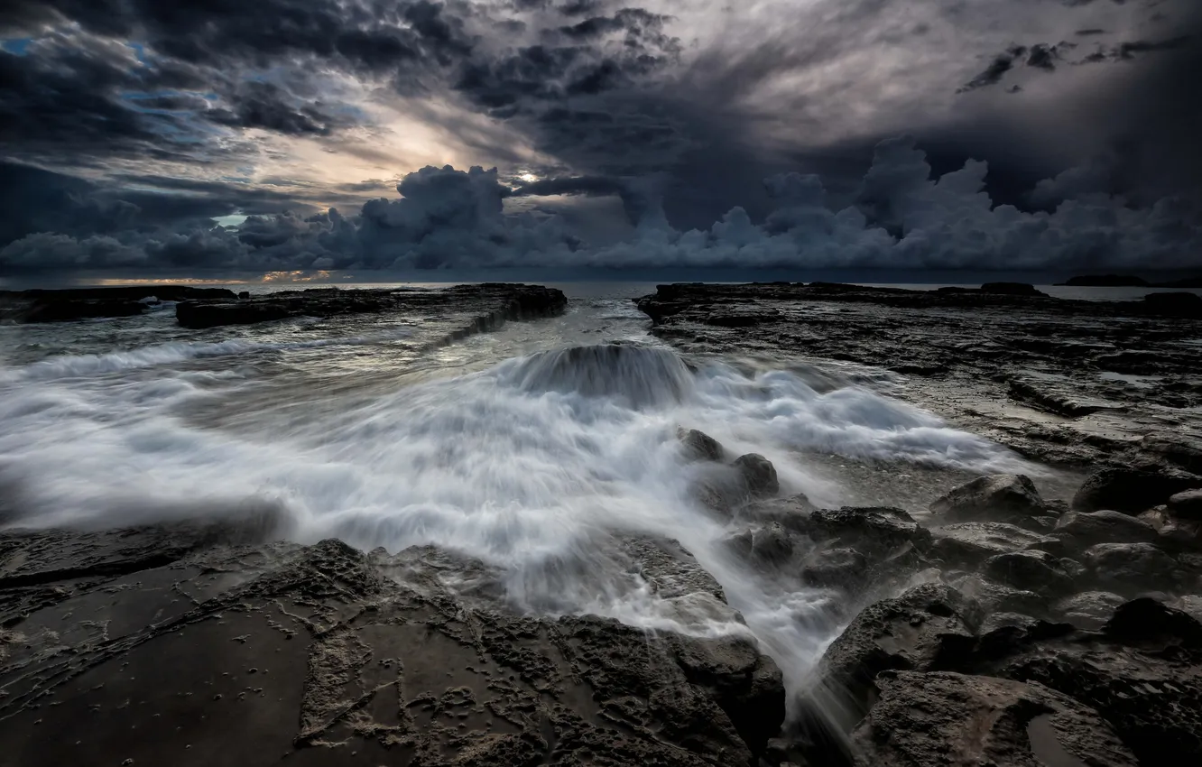 Фото обои море, закат, тучи, камни, берег, вечер, потоки