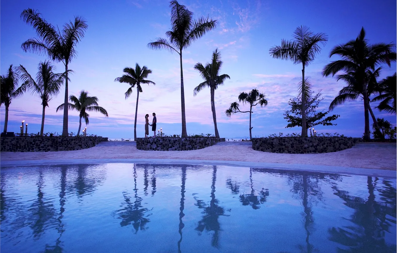 Фото обои пальмы, океан, вечер, двое, силуэты