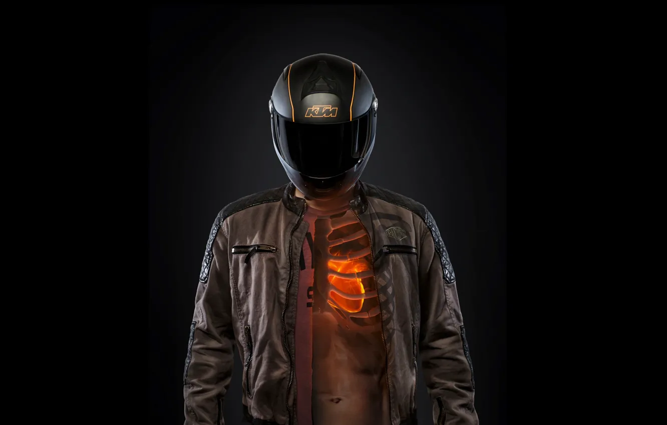 Фото обои сердце, шлем, чёрный фон, KTM, торс, Мотоциклист, Sportmotorcycle, рёбра