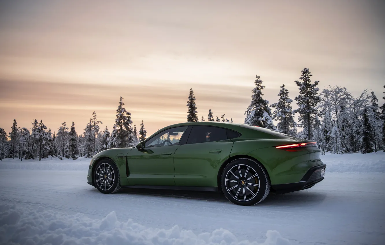 Фото обои снег, Porsche, зелёный, вид сбоку, 2020, Taycan, Taycan 4S