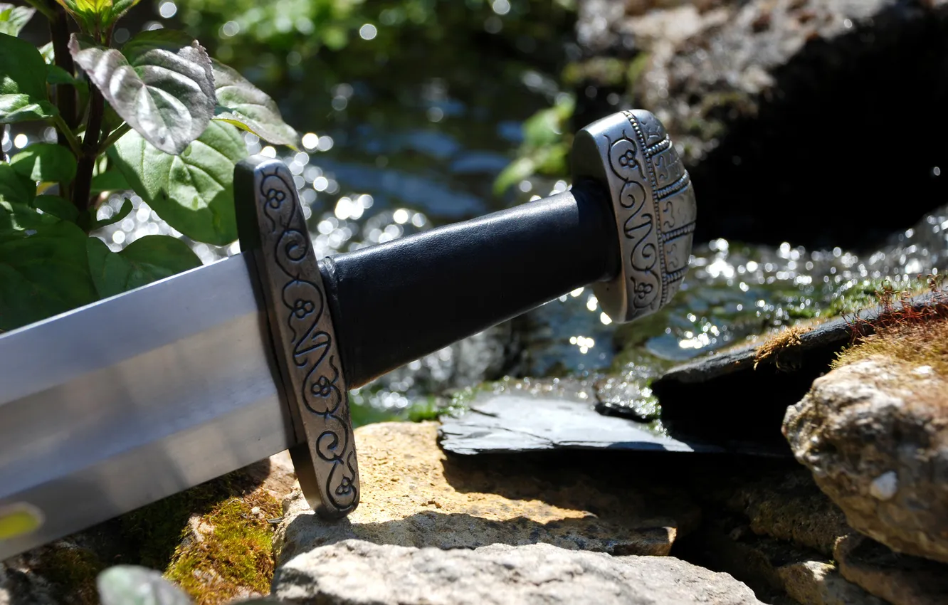 Фото обои камни, оружие, сталь, меч, мастерство, рукоятка