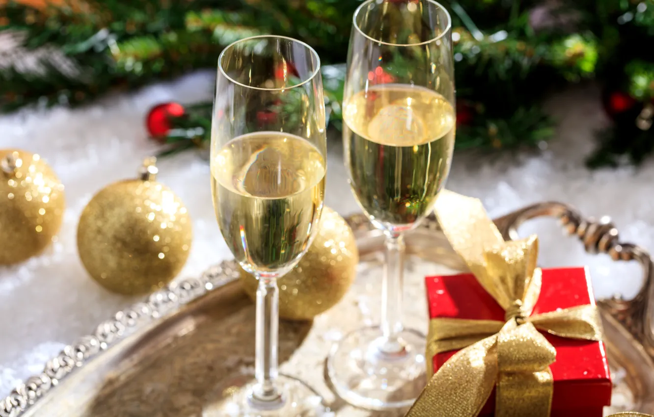 Фото обои праздник, подарок, вино, шары, игрушки, бокалы, Новый год, шампанское