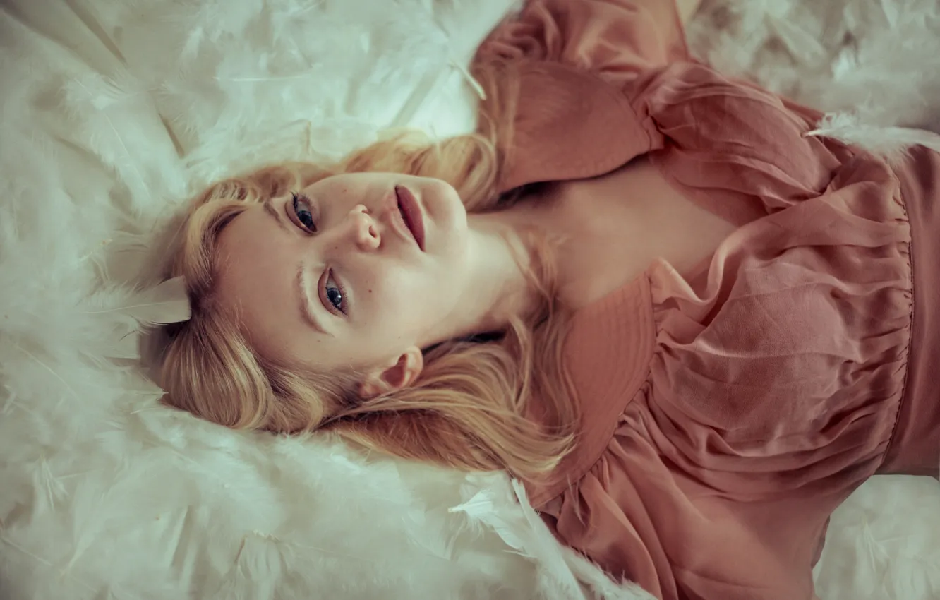 Фото обои девушка, лицо, волосы, лежит