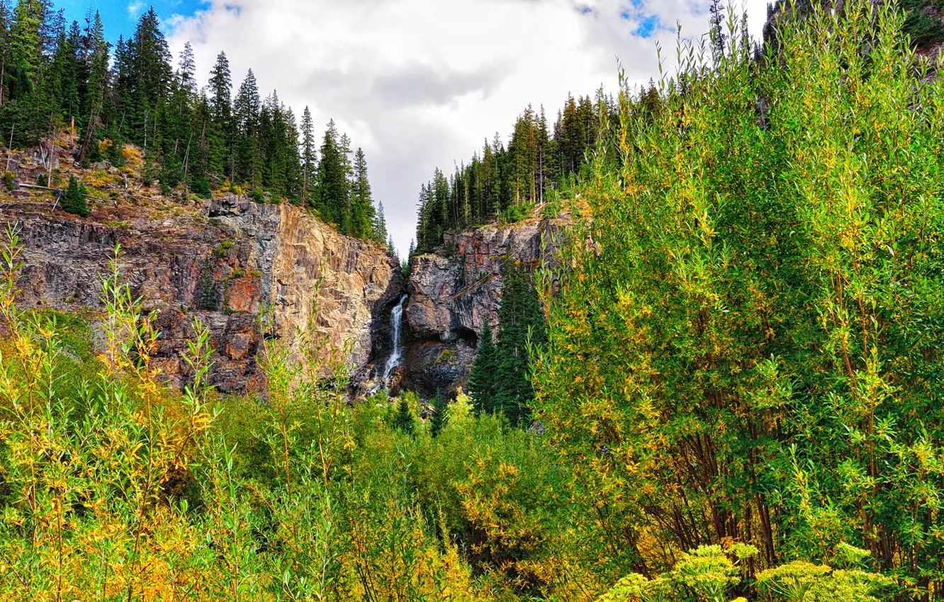 Фото обои небо, облака, деревья, горы, скалы, водопад, ущелье