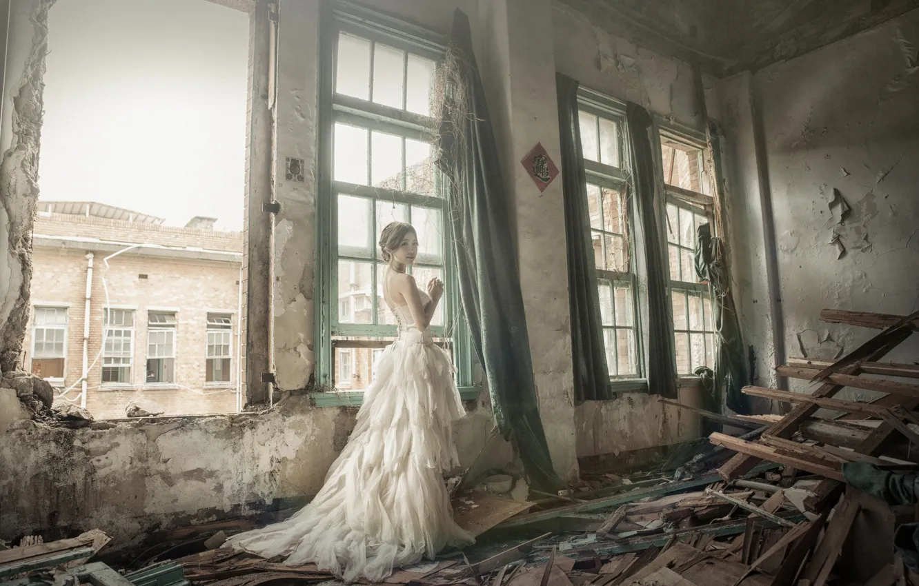 Фото обои девушка, дом, платье, развалины
