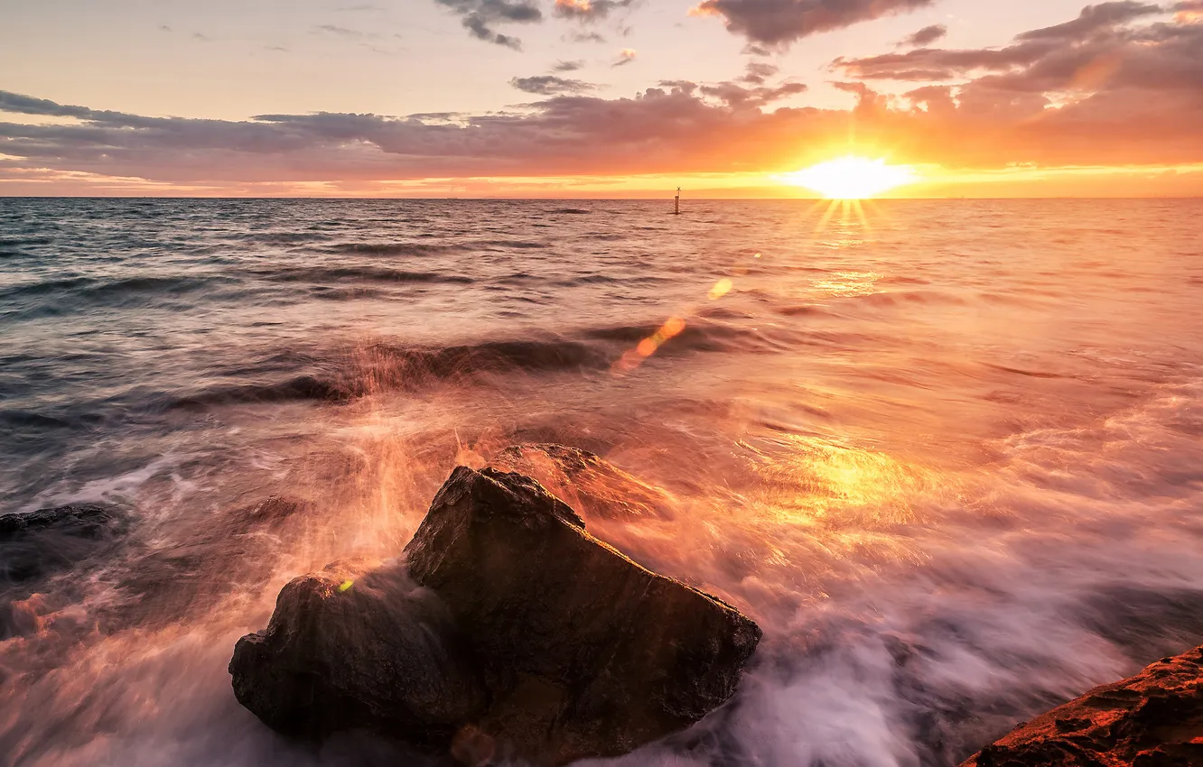 Фото обои море, волны, солнце, брызги, блики, камень