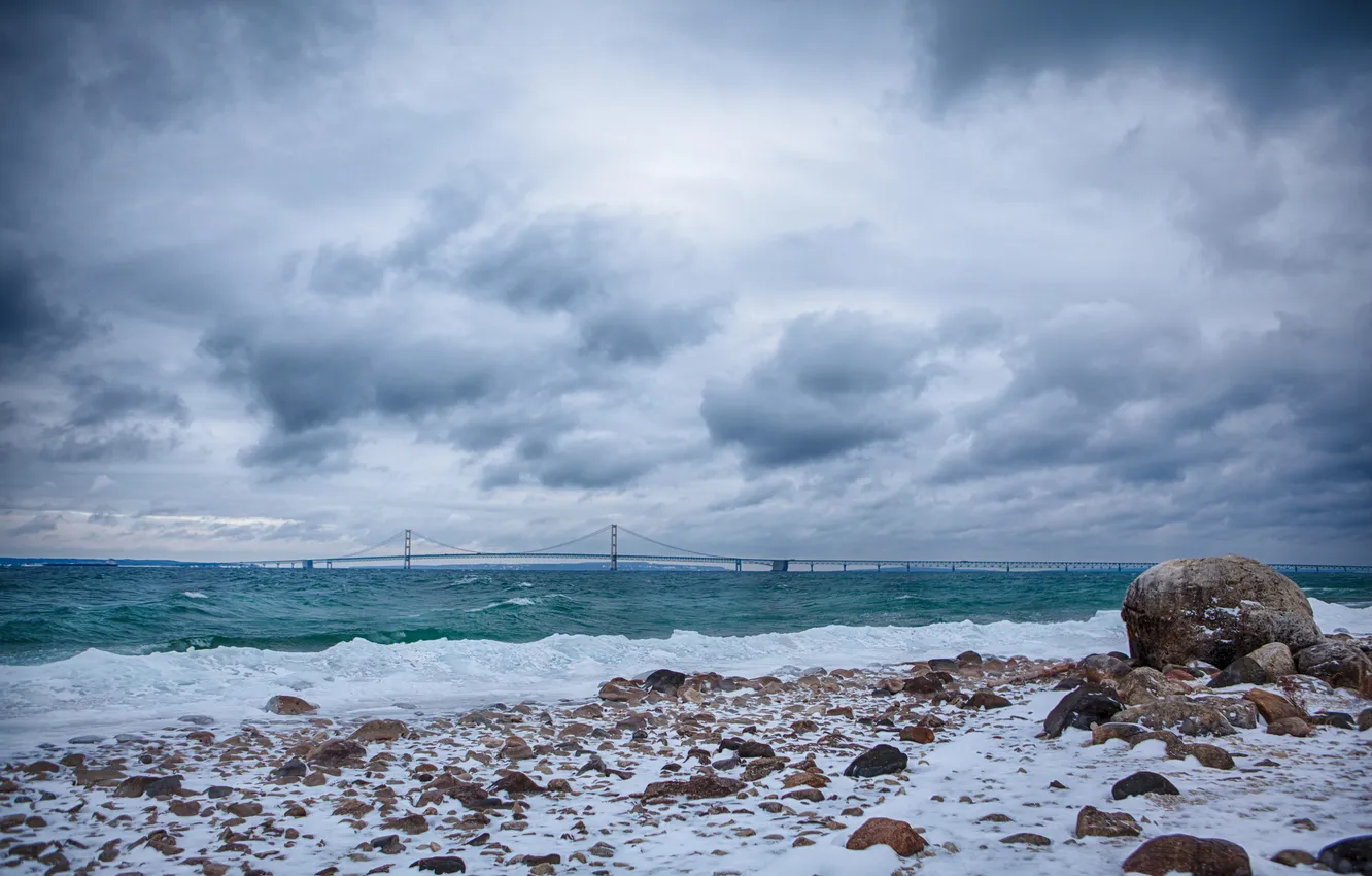 Фото обои волны, пляж, тучи, мост, камни, залив