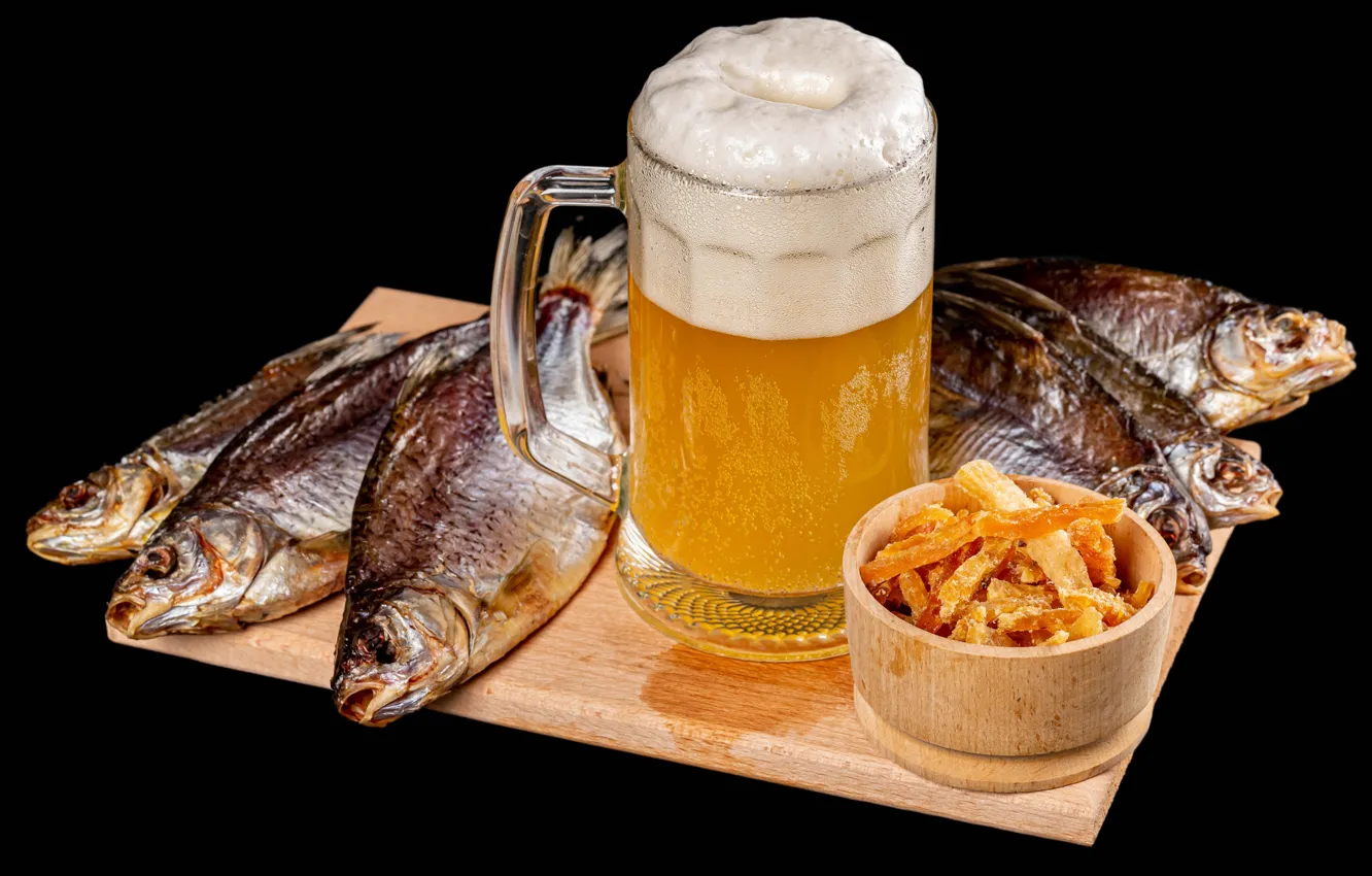 Фото обои пена, пиво, рыба, кружка, доска, черный фон, боке