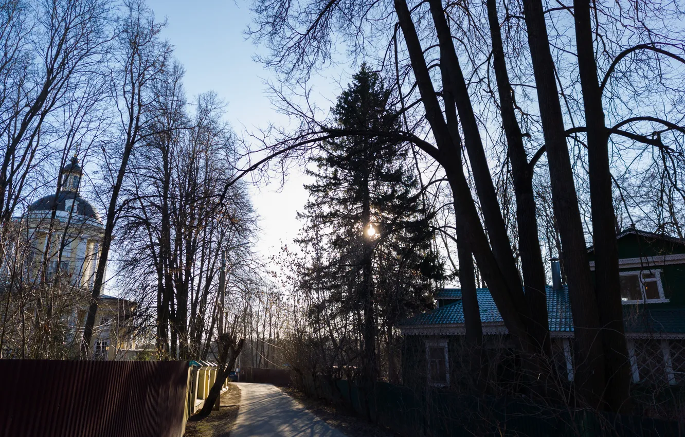 Фото обои солнце, деревья, здания, дома, весна, храм, Россия, архитектура