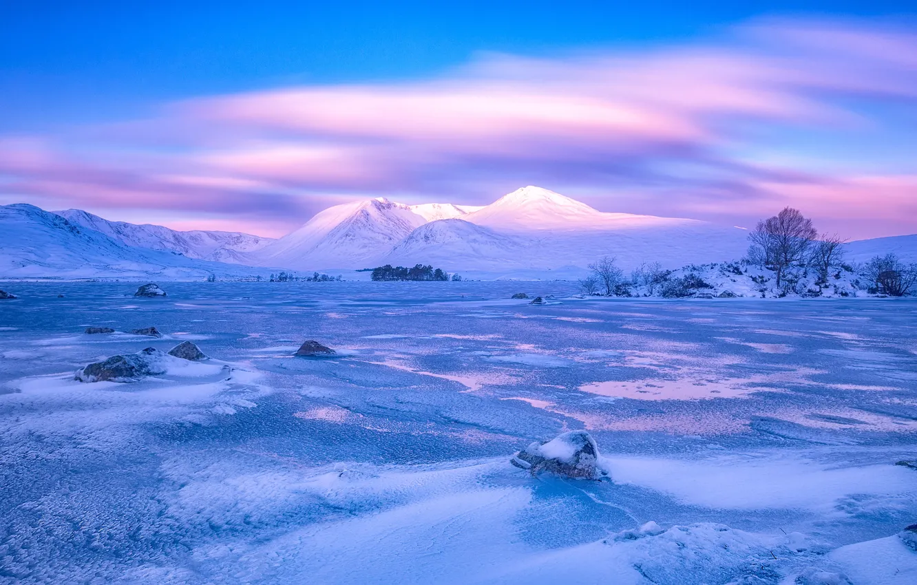Фото обои зима, облака, снег, деревья, горы, камни, лёд, равнина