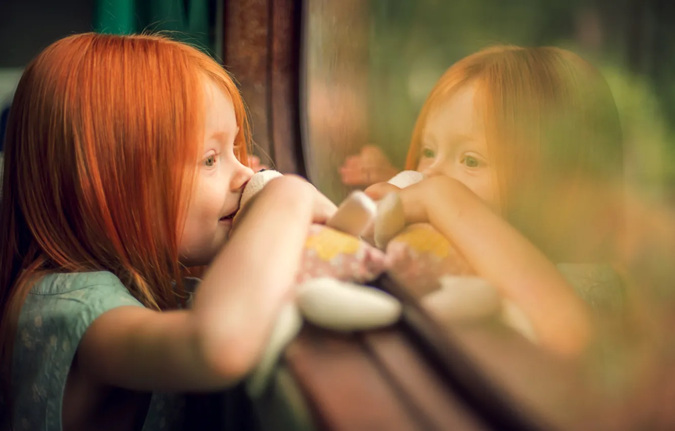 Фото обои радость, отражение, игрушка, окно, девочка
