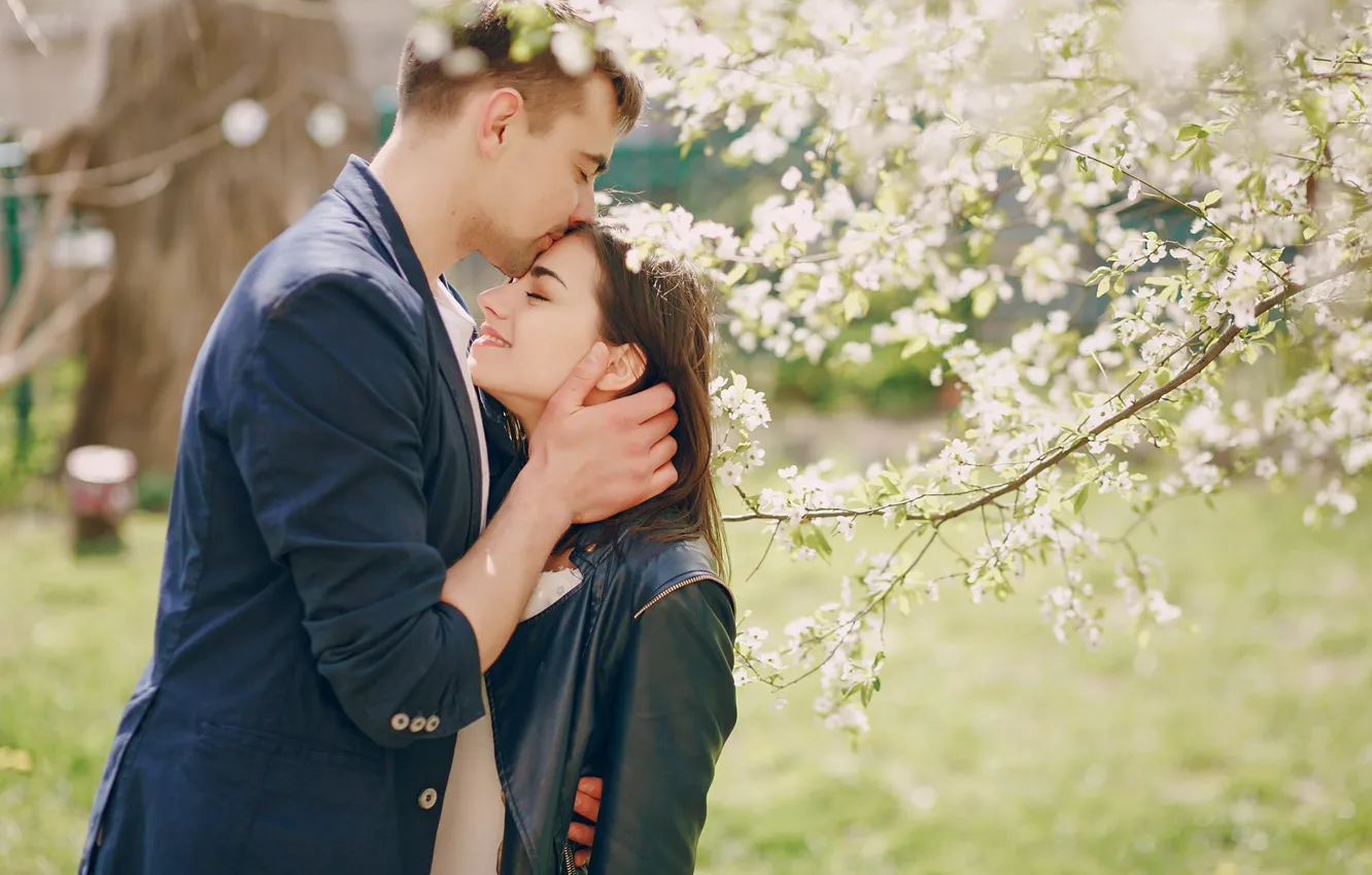 Фото обои девушка, поцелуй, весна, объятия, пара, парень, влюбленные, цветение