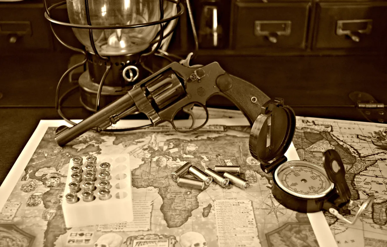 Фото обои карта, ствол, пули, револьвер, компас