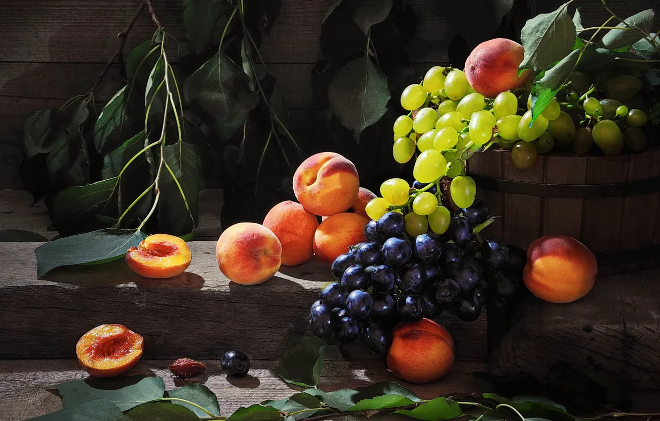 Фото обои листья, ветки, ягоды, доски, виноград, фрукты, персики, Сергей Фунтовой