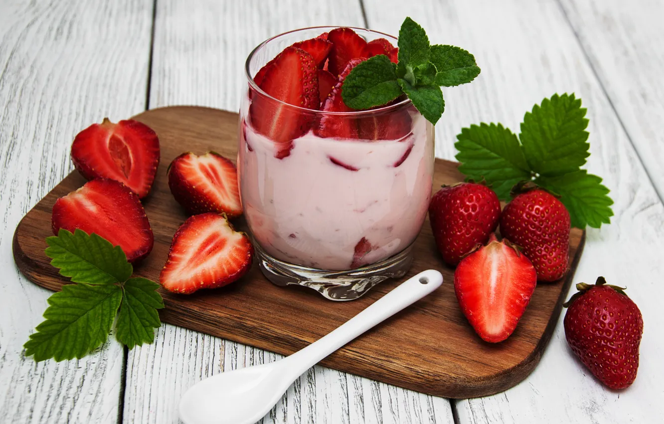 Фото обои стакан, ягоды, стол, завтрак, клубника, йогурт, разделочная доска