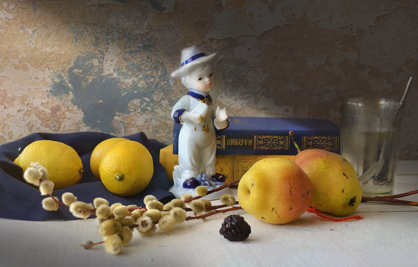 Фото обои стакан, стол, лимон, книги, мальчик, ложка, статуэтка, натюрморт