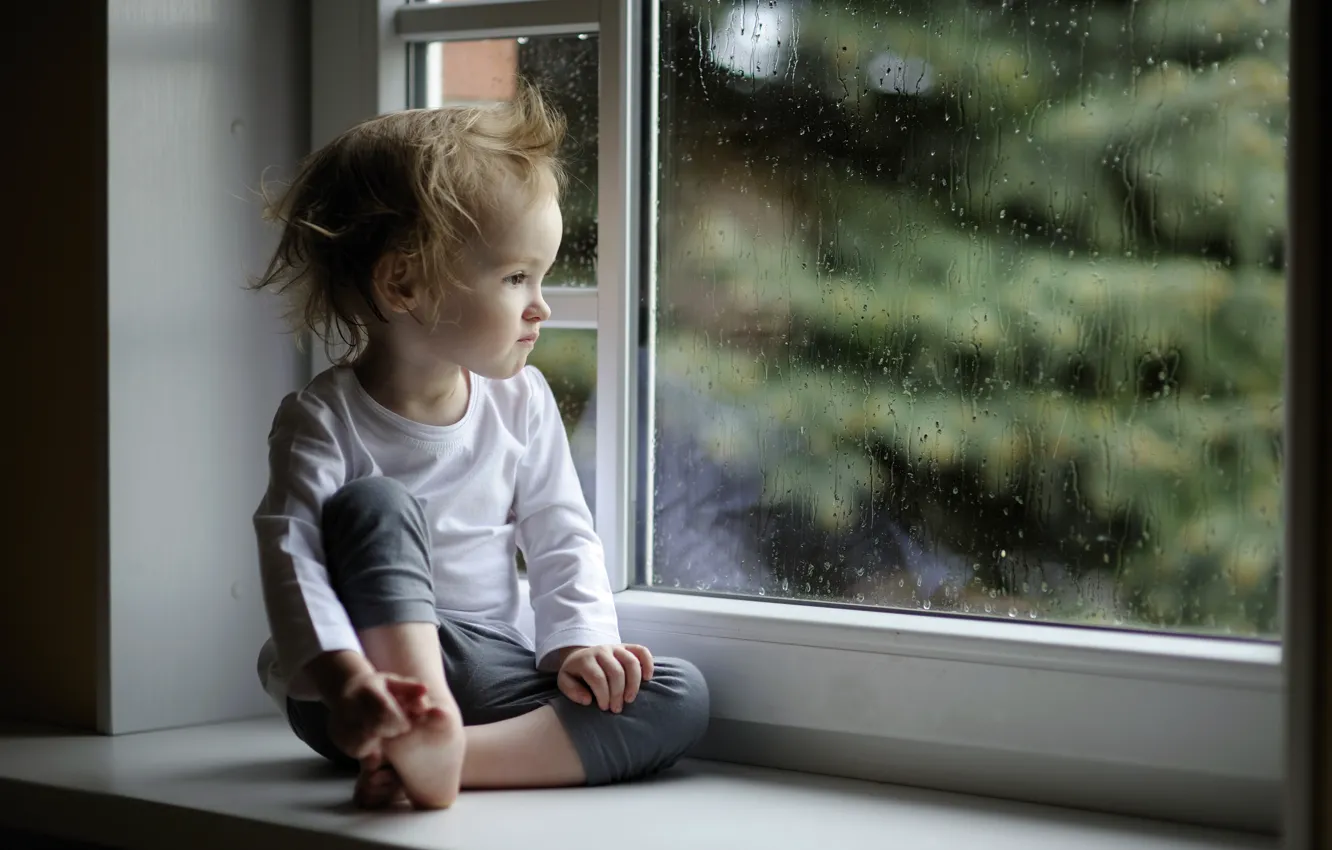 Фото обои стекло, капли, дождь, ребенок, окно, девочка, подоконник