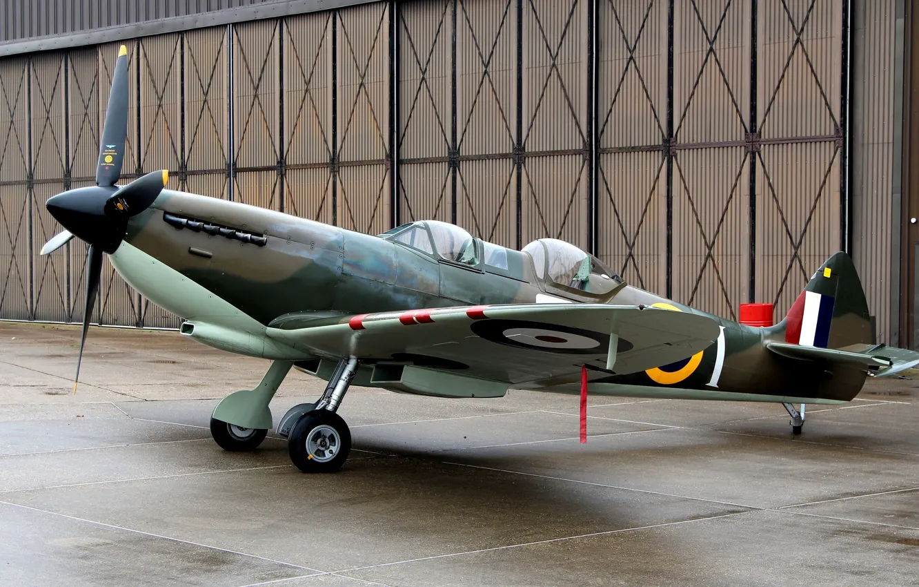 Фото обои аэродром, британский, учебно-тренировочный самолет, Spitfire Tr.9