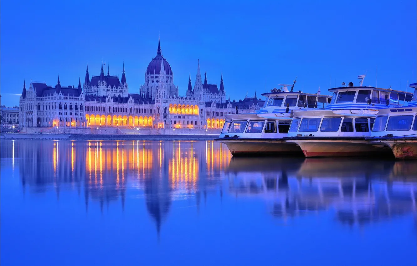 Фото обои огни, река, вечер, сумерки, катера, парламент, Венгрия, Будапешт