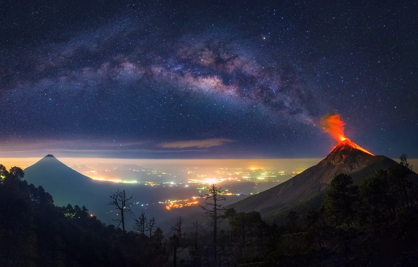 Фото обои city, night, volcan, milkyway, guatemala, tikal