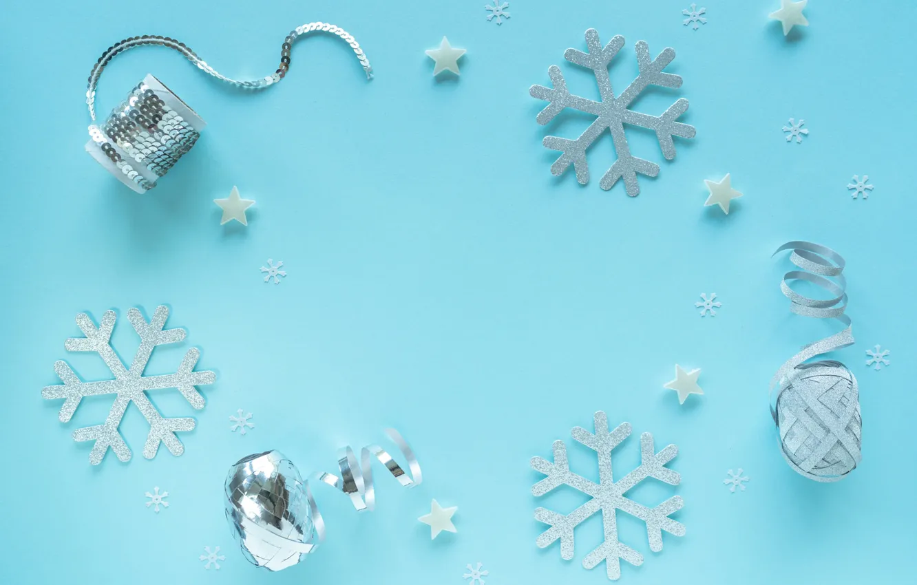 Фото обои зима, снежинки, праздник, Рождество, Новый год, серпантин, звездочки, голубой фон