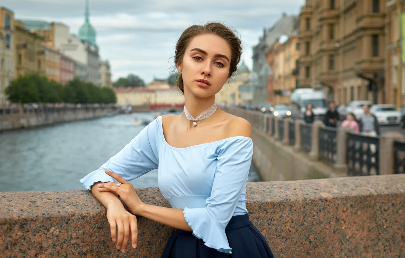 Фото обои взгляд, мост, город, поза, река, модель, юбка, портрет