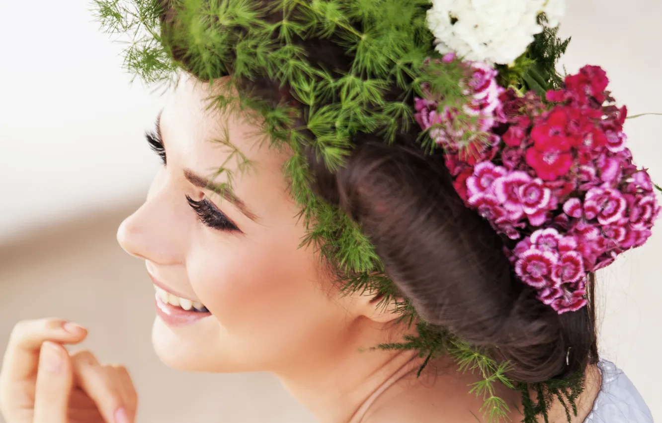 Фото обои девушка, цветы, ресницы, улыбка, настроение, волосы, макияж, прическа
