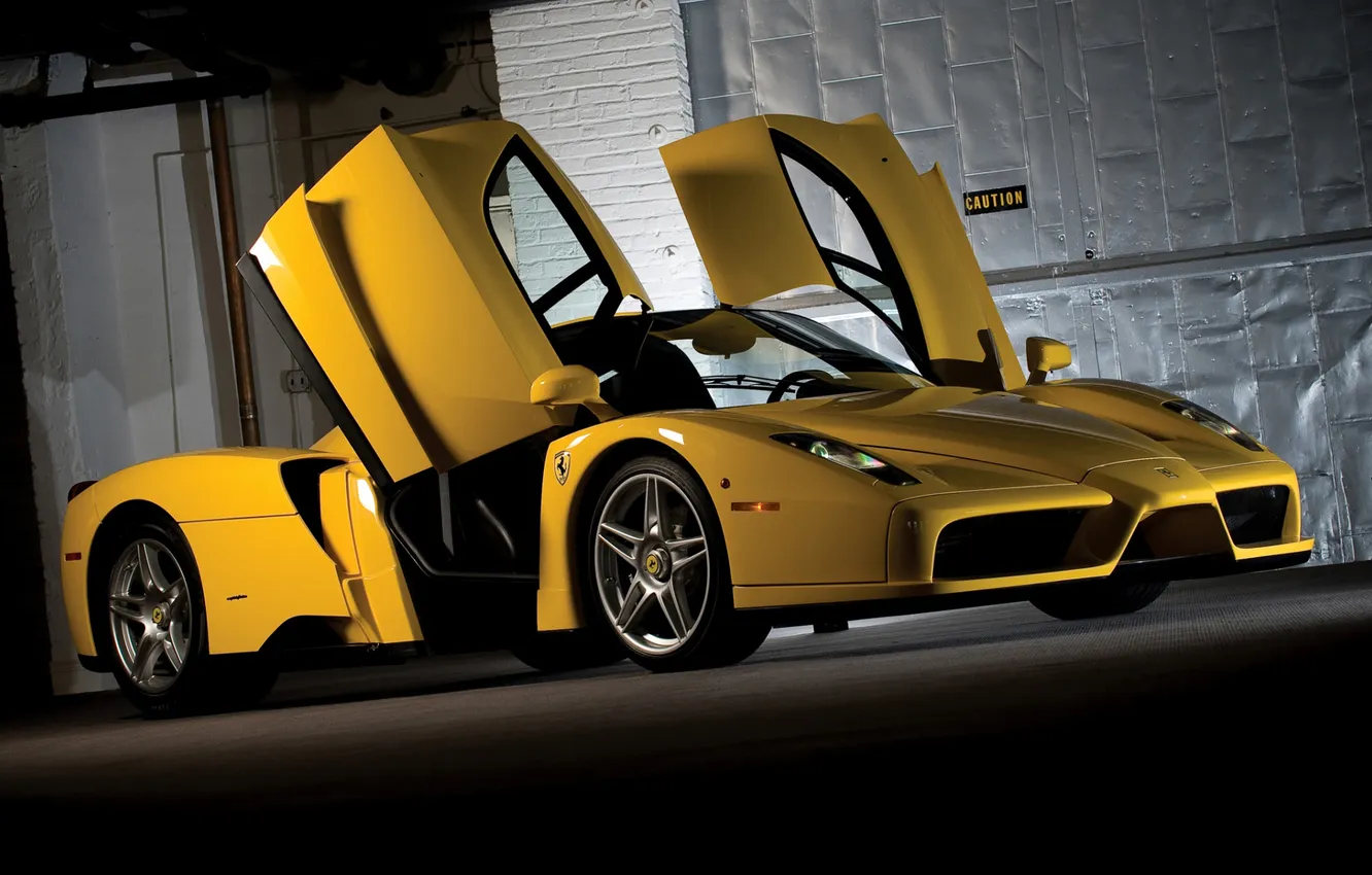 Фото обои желтый, двери, Феррари, Ferrari, суперкар, полумрак, Enzo, передок