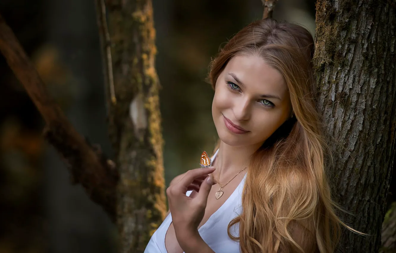 Фото обои девушка, улыбка, дерево, бабочка, кулон, шатенка, цепочка, подвеска