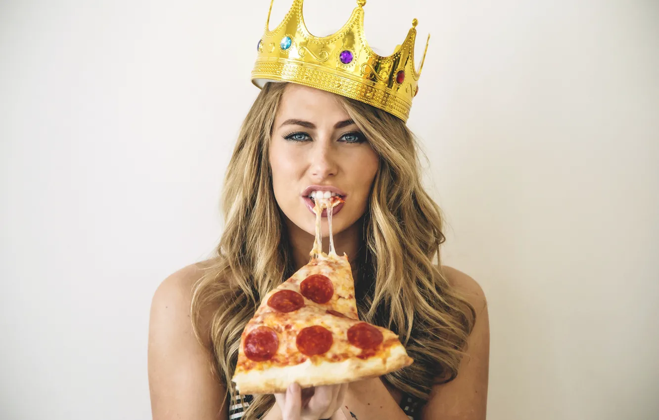 Фото обои взгляд, блондинка, Crown, Pizza, Carter Cruise