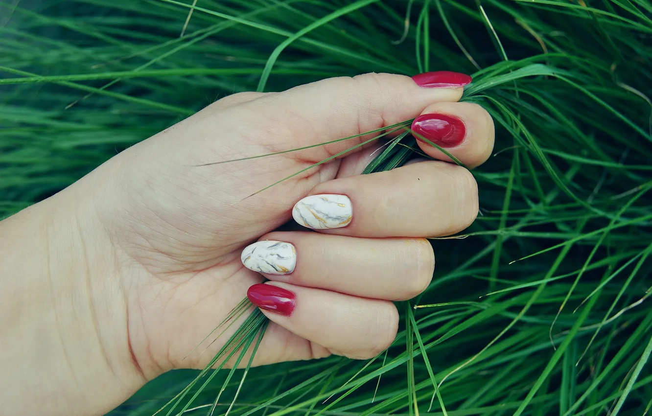 Фото обои трава, рука, ногти, маникюр