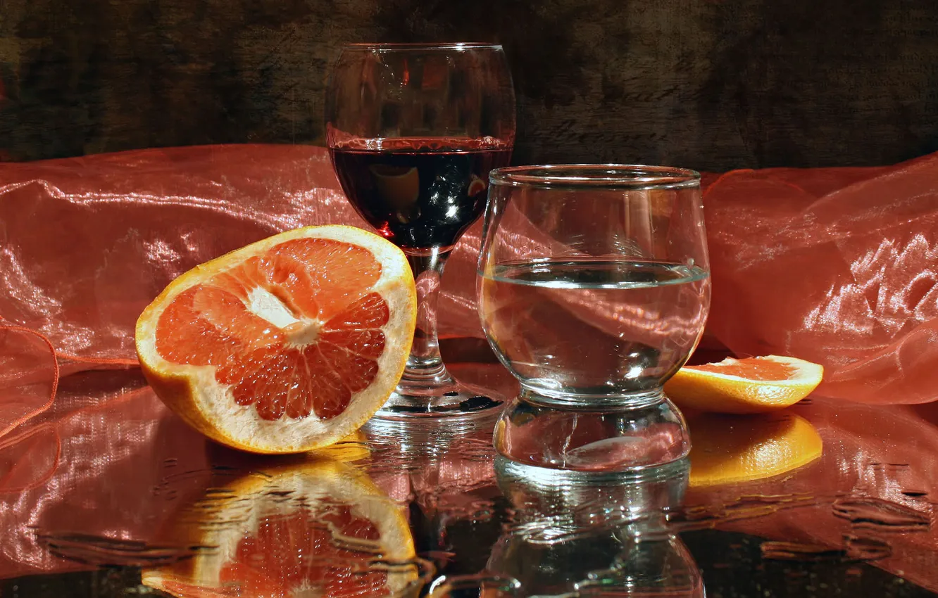 Фото обои отражение, вино, бокал, апельсин, шелк, натюрморт