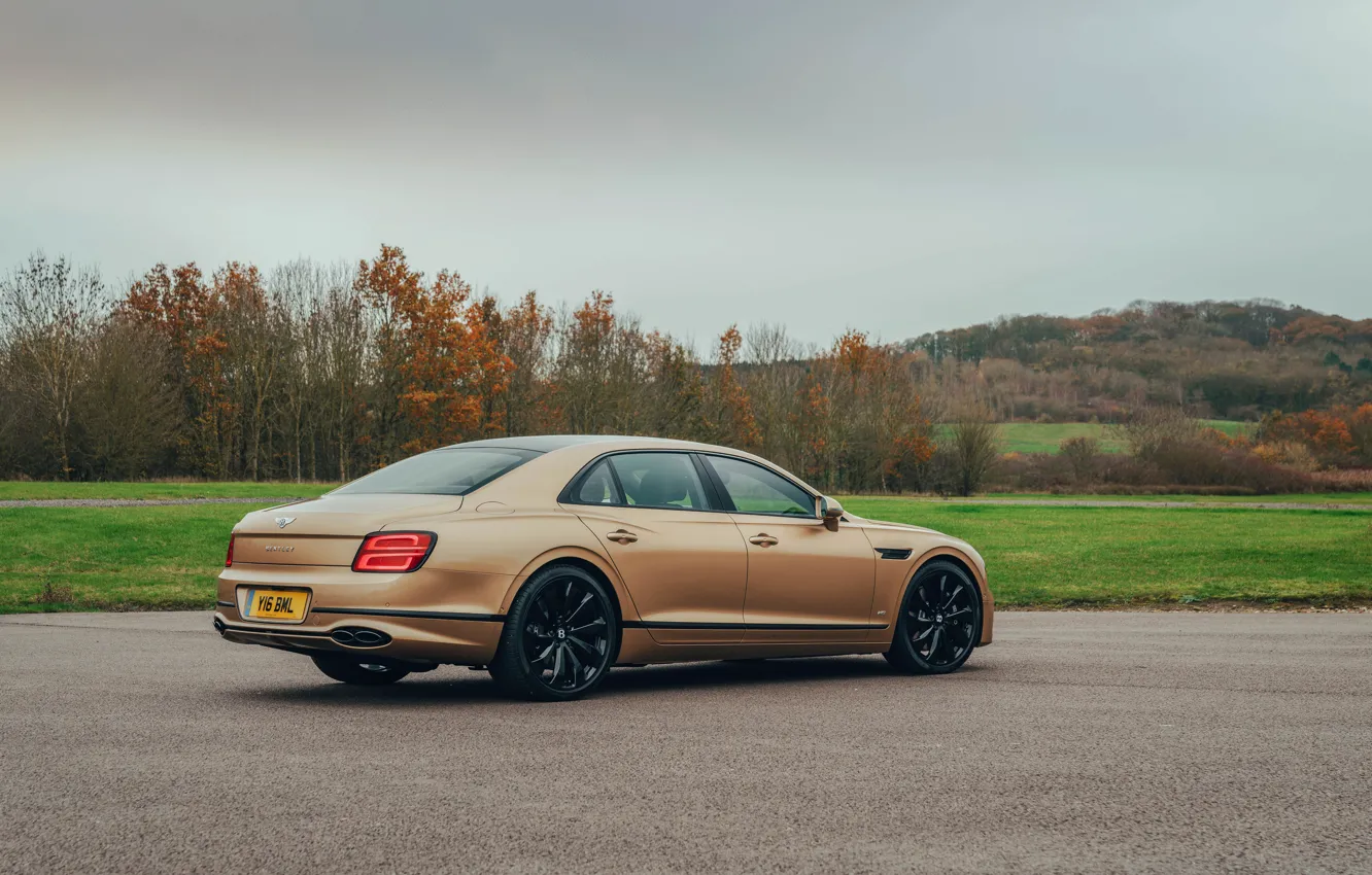 Фото обои Bentley, боком, Flying Spur, четырёхдверный, 2020, V8, 2021, Flying Spur V8