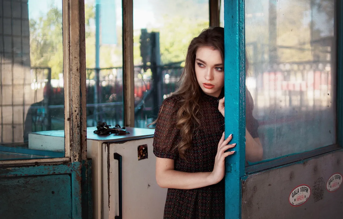 Фото обои девушка, настроение, дверь, Waiting